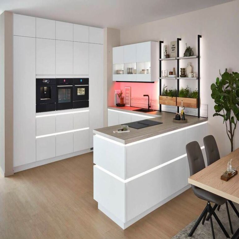 Moderne grifflose Küche in Weiß mit beleuchteter Kochinsel und Kräuterregal – Küche kaufen Darmstadt