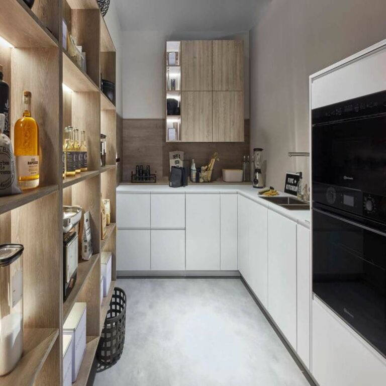 Moderne weiße Küche mit Hochschränken, Holzregal und schwarzen Einbaugeräten – Küche kaufen Darmstadt